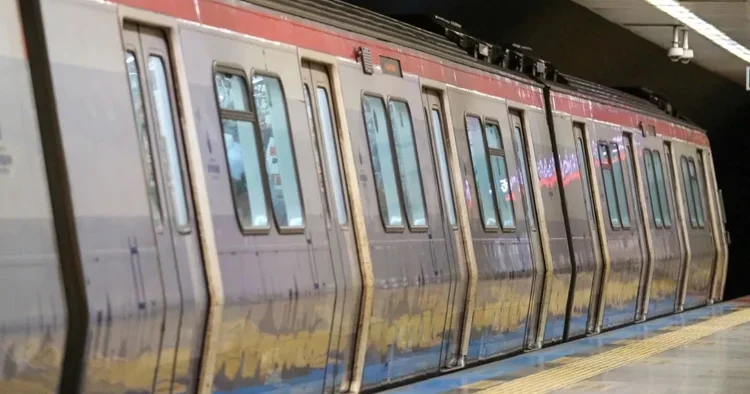 İstanbul da iki metro hattında arıza: Seferler gecikmeli yapılıyor