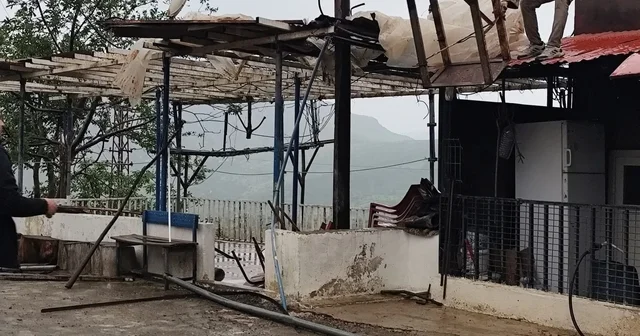 Hakkari de fırtına; çatılar uçtu, seralar zarar gördü Hakkari Haberleri