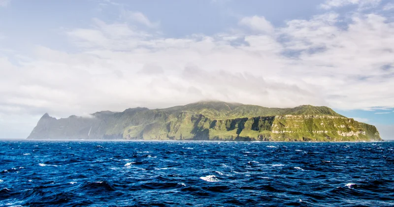 Bu adaya ulaşmak günler sürüyor! Dünyanın karaya en uzak yerleşim noktası: Tristan da Cunha da yaşam nasıl akıyor?