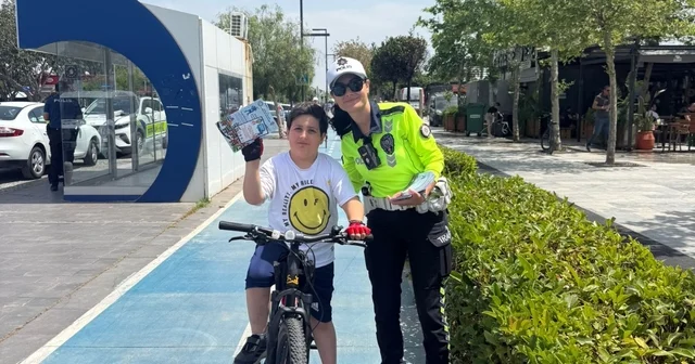 Antalya da çocuklara Polirobot Trafikte bilgilendirme kartı dağıtıldı Antalya Haberleri