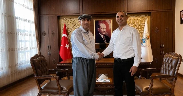 Silifke Kaymakamı Aslaner şalvar giyip kasket taktı, çiftçilerin gününü kutladı Mersin Haberleri
