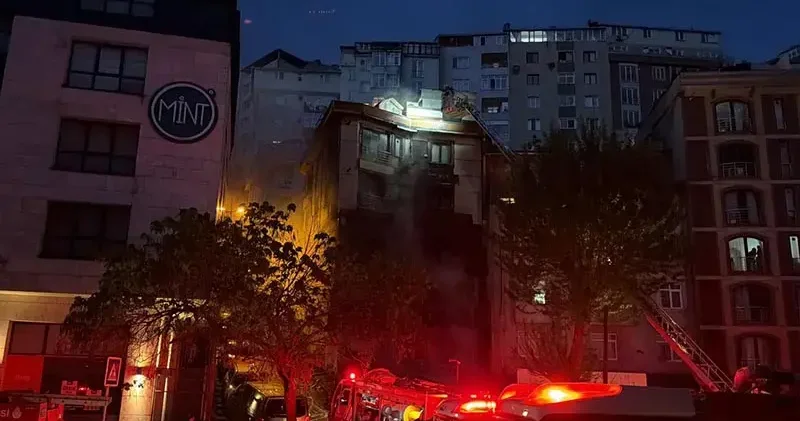 Şişli de motosiklette çıkan yangın, iş yerini ve binanın dış cephesini sardı