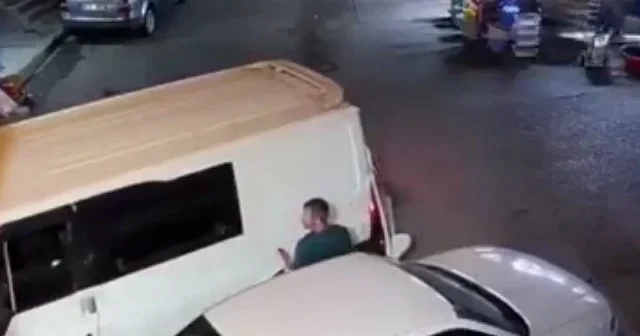Şanlıurfa da minibüsün otomobilin kapısına çarpıp kaçtığı anlar kamerada VİDEO İZLE