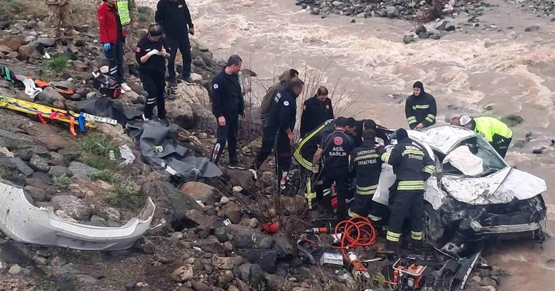 Erzincan da dereye uçan otomobilde 2 ölü, 1 yaralı