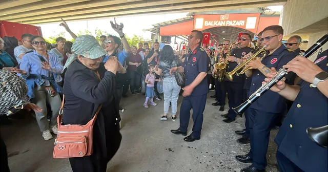 Balkan Pazarı, bando konseri ile renklendi; turistler dans edip, göbek attı Edirne Haberleri