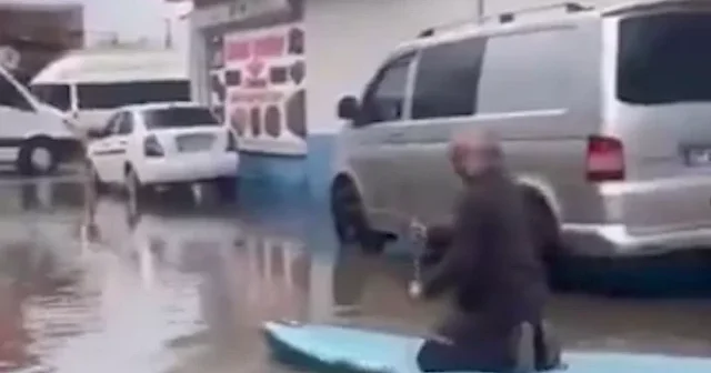 Adana da yolları su bastı: Esnaf işe sörf tahtasıyla gitti VİDEO İZLE