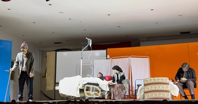 Kırık Işıklar tiyatro oyunu ayakta alkışlandı Denizli Haberleri