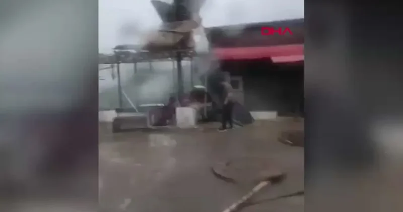 Hakkari de fırtına! Çatılar uçtu