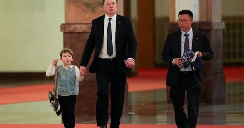 Elon Musk ın oğlu X, 2 bin TL lik çantası ile Çinlilerin diline düştü Sözcü Gazetesi