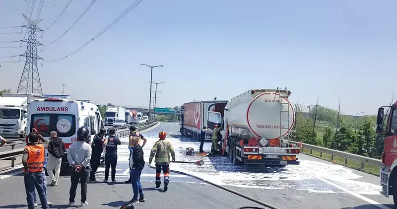 Esenyurt TEM Otoyolu nda akaryakıt tankeriyle TIR çarpıştı; metrelerce araç kuyruğu oluştu