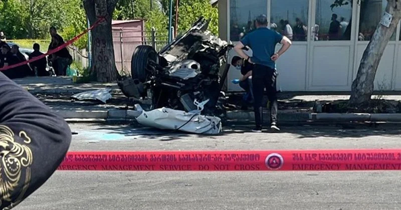 Gürcistan ın doğusunda bulunan Gardabani kentinde ağaca çarpan otomobilin hurdaya döndüğü kazada 20 yaşın altındaki 7 kişi hayatını kaybetti. Feci kaza çevredeki güvenlik kameralarına yansıdı.