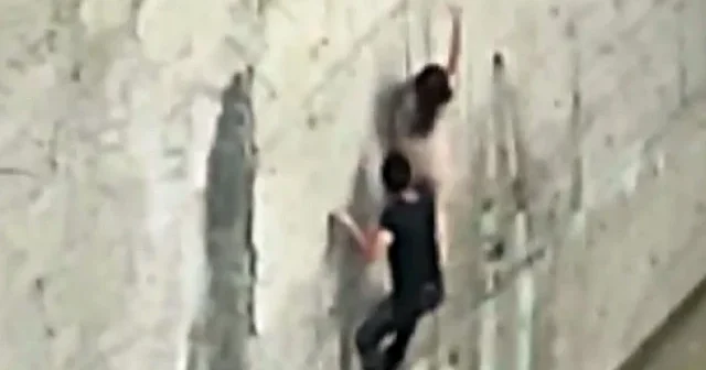 Tereddüt bile etmeden suya atlayarak küçük kızı kurtardı: 300 metre sürüklendi halatlarla indiler VİDEO İZLE