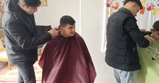 Altıntaş ta özel eğitim öğrencilerinin saç bakımlarını kuaför öğrenciler yaptı Kütahya Haberleri