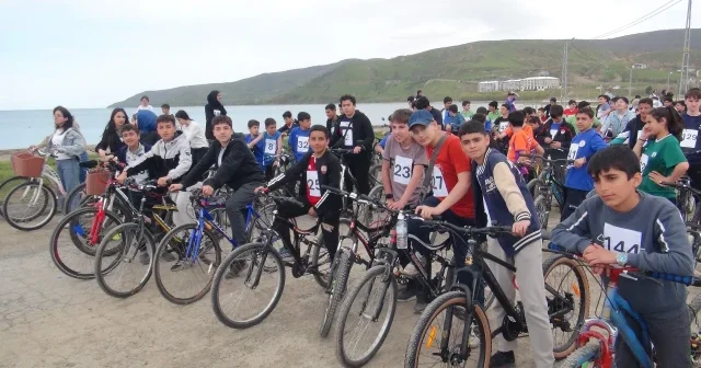 Van Gölü kıyısında yüzlerce kişi pedallarla buluştu VİDEO İZLE
