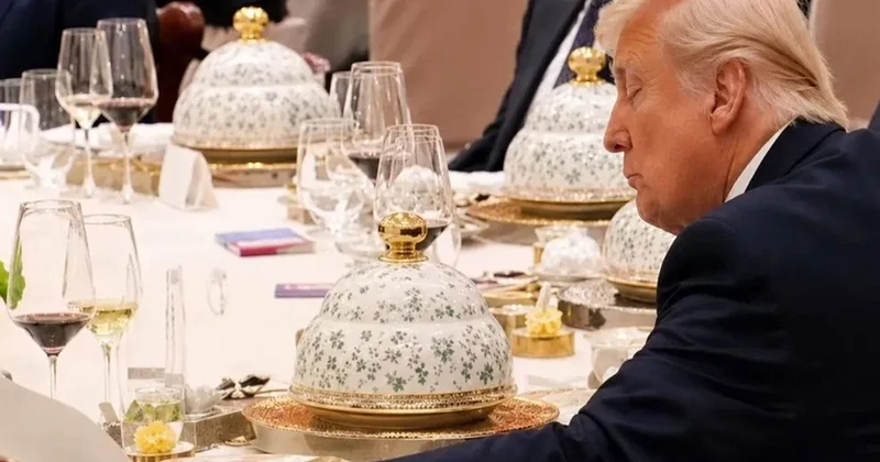 Şi masadan kalktı, Trump dayanamayıp gizlice defterini karıştırdı