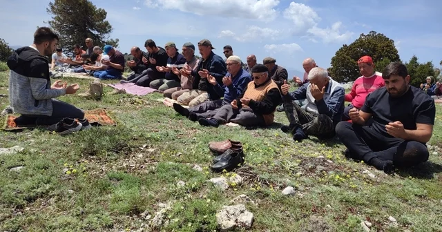 Yüzyıllık şükür geleneği Kimya Dede zirvesinde yaşatıldı Denizli Haberleri