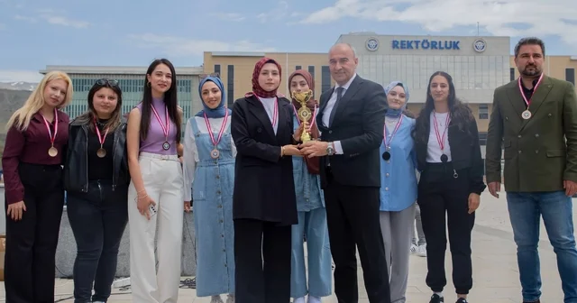 EBYÜ Bahar Şenlikleri nde dereceye girenlere ödülleri verildi Erzincan Haberleri