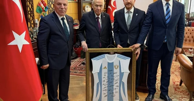 MHP lideri Bahçeli ye Erzurumspor forması takdim edildi Erzurum Haberleri