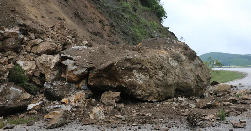 Tokat Çat kara yolunda heyelan meydana geldi