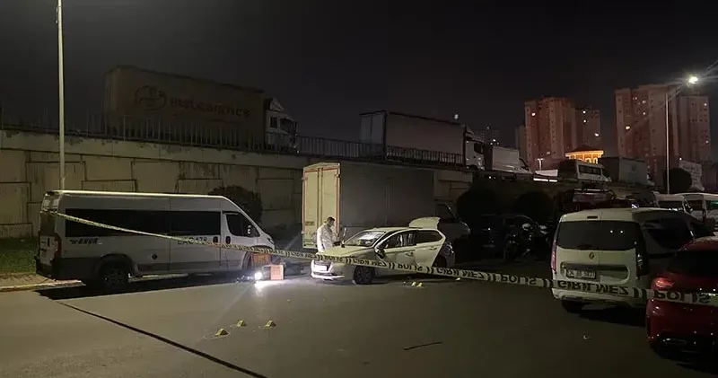 Küçükçekmece de polisin dur ihtarına uymayan şüpheliler kaçarken kaza yaptı: 1 polis yaralandı, 2 gözaltı