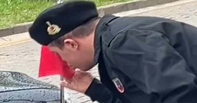 Down sendromlu Ömer in bayrak hassasiyeti duygulandırdı: Defalarca öpüp alnına koydu VİDEO İZLE
