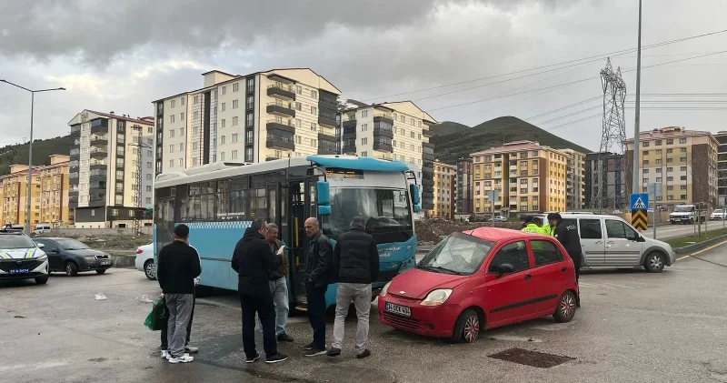 Erzurum da halk otobüsü ile otomobil çarpıştı: Beş kişi yaralandı Gündem Haberleri