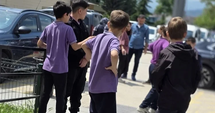 İndirimli satılıyordu: Marketten alıp yiyen 28 öğrenci hastaneye kaldırıldı