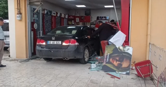AFren yerine gaz pedalına bastı, ziyarete gittiği arkadaşının iş yerine otomobille girdi Amasya Haberleri