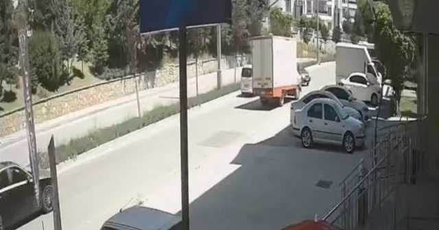 Karşı şeride geçen otomobil, kamyonetle çarpıştı: O anlar kameraya yansıdı Elazığ Haberleri