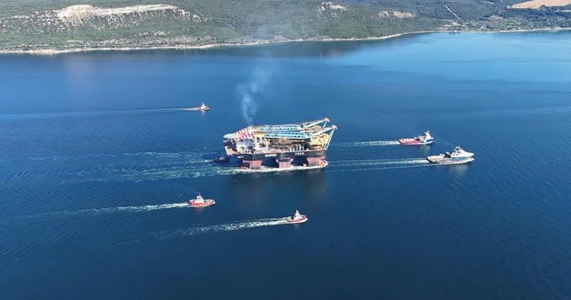 Dünyanın 3 üncü büyük ağır kaldırma vinci Çanakkale Boğazı ndan geçti