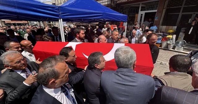 Kalp krizine yenik düşen Vali Yardımcısı Şenol Esmer memleketi Trabzon da toprağa verildi Trabzon Haberleri