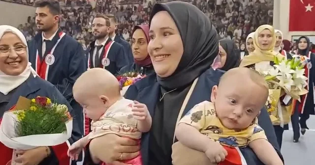 İkizleriyle birlikte mezun oldu: 24 yaşındaki anne törene bebekleriyle katıldı VİDEO İZLE