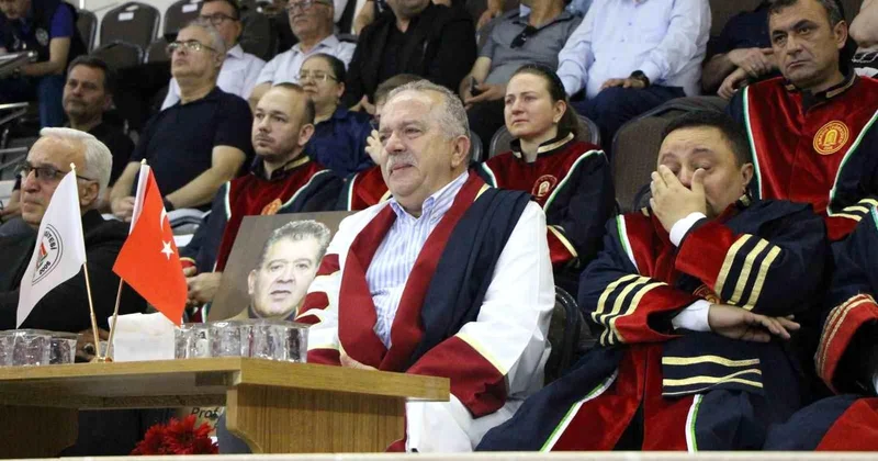 Amasya Üniversitesi nde hüzünlü mezuniyet: İki kayıp anıldı