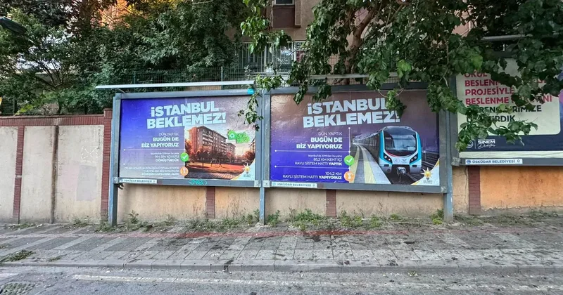 CHP li Üsküdar Belediyesi’ne ait reklam panolarında AK Parti reklamları yayınlandı