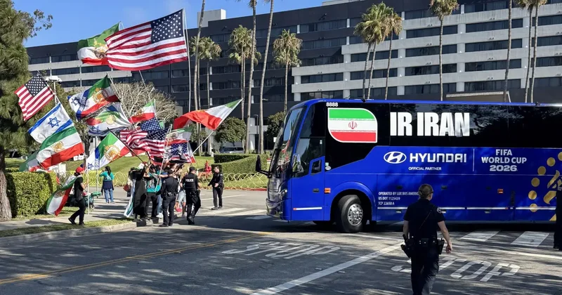 Pehlevi destekçilerinden İran Milli Takımı na protesto! ABD ve İsrail bayrağı açtılar