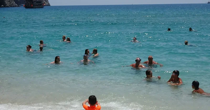 Alanya sahillerinde yaz sıcaklığı başladı