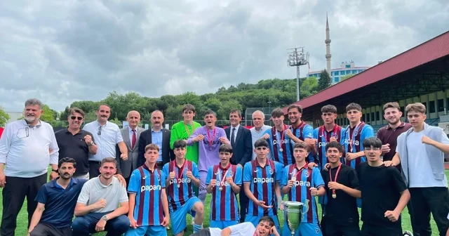 Araklı Saffet Çebi Lisesi nin şampiyonluk sevinci Trabzon Haberleri