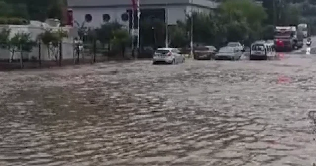 Manisa da sel felaketi vatandaşın kabusu oldu: Yollar kilitlendi araçlar sular altında kaldı VİDEO İZLE