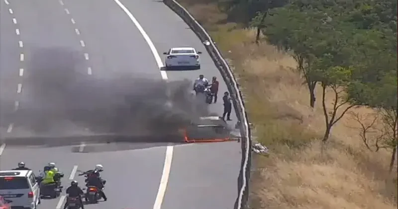Küçükçekmece TEM Otoyolu nda otomobil alev alev yandı; yol trafiğe kapatıldı
