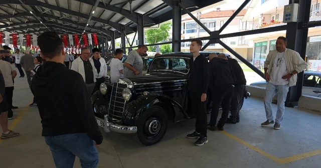 Nostalji otomobil tutkunları Düzce de buluştu 1953 model otomobil büyük ilgi gördü Düzce Haberleri