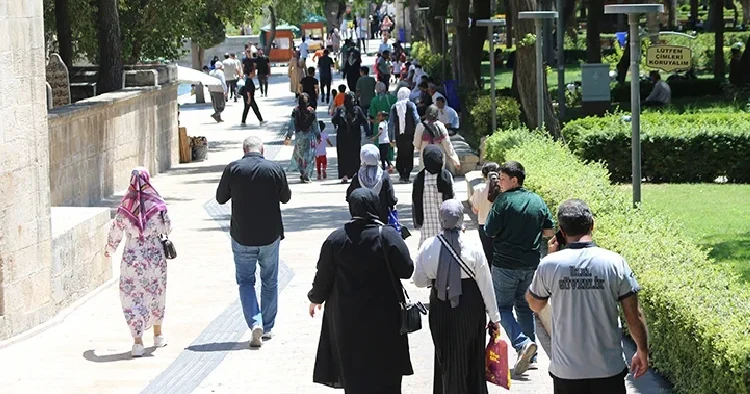 Tüm kent kavruldu: Termometreler 43 dereceyi gösterdi... Yaz mevsimine yüksek sıcaklıkla başladılar