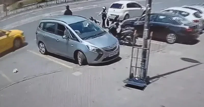 Fatih te araçta eşini bekleyen Rumen turistin çantasını çaldılar; içindekileri alıp geri bıraktılar