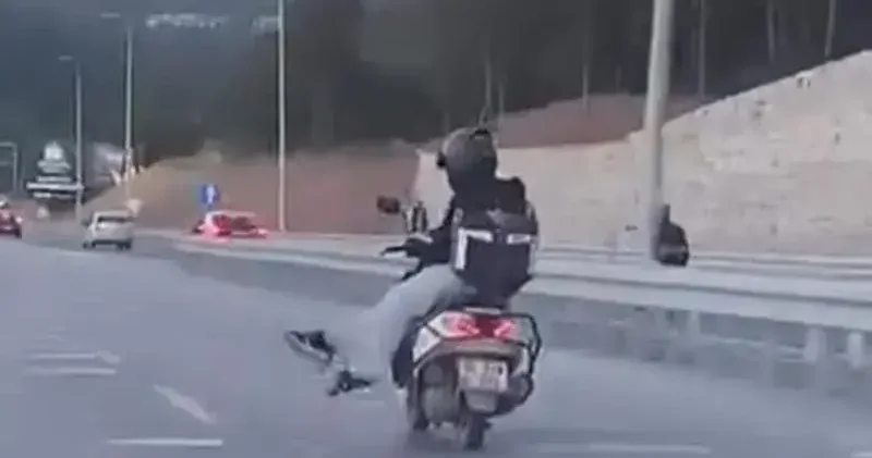 Ümraniye de seyir halindeki motokuryenin tehlikeli yolculuğu kamerada