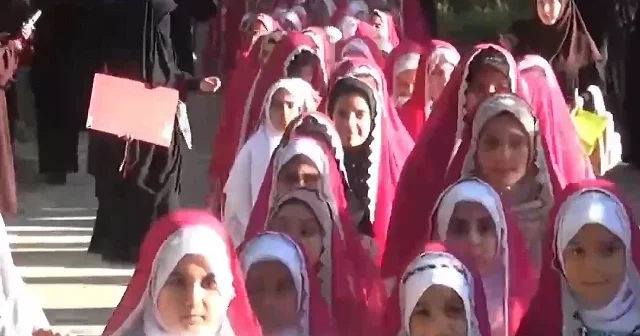 Yüzlerce çocuk Emrin başım üstüne deyip başörtüsüne ilk adımı attı VİDEO İZLE