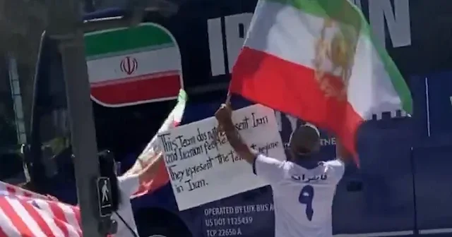 Los Angeles te Pehlevi yanlısı İranlılar kendi milli takımlarını terörist diyerek protesto etti VİDEO İZLE