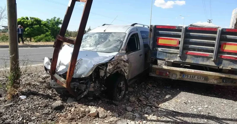 Ters yönden giden hafif ticari araç direğe çarptı: 1 yaralı