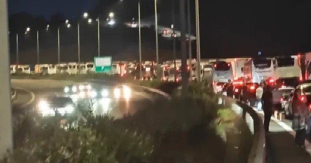 Kuzey Marmara Otoyolu nda kamyon dev yönlendirme tabelasını devirdi kilometrelerce kuyruk oluştu VİDEO İZLE
