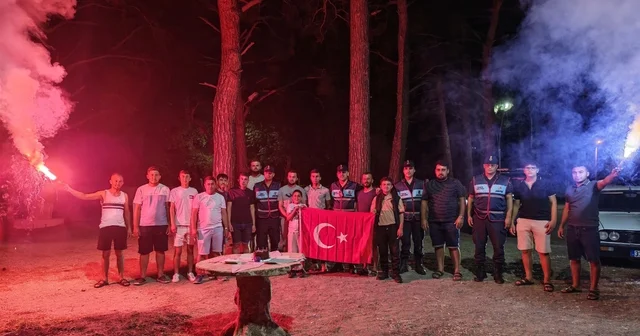 Jandarma ekiplerine kavga ihbarlı sürpriz kutlama Mersin in Bozyazı ilçesinde kavga ihbarına giden jandarma personeline meşaleli ve pastalı kutlama yapıldı Mersin Haberleri
