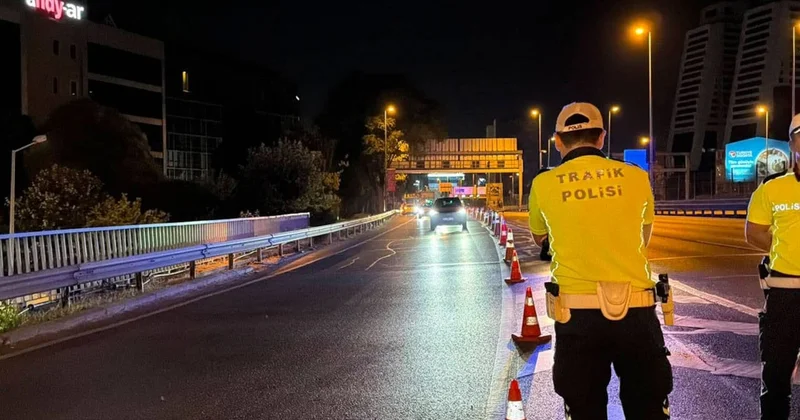 15 Temmuz Şehitler Köprüsü trafiğe kapatıldı: 6 metrobüs istasyonu hizmet dışı Sözcü Gazetesi
