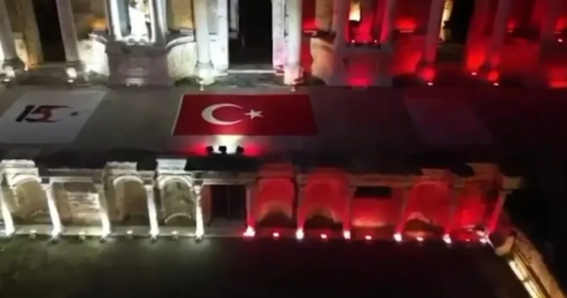 Bakan Ersoy duyurdu! Pamukkale ve Hierapolis Antik Kenti Türk bayrağının renkleriyle aydınlatıldı